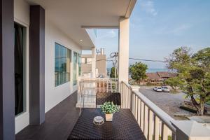 Μπαλκόνι ή βεράντα στο Olivia Beach Sea and Sky Pool Villa Huahin