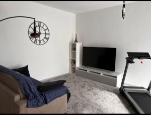 ein Wohnzimmer mit einem Sofa und einem Flachbild-TV in der Unterkunft WellHome in Marina di Montemarciano