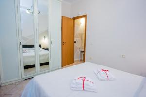 A bed or beds in a room at Ibisco