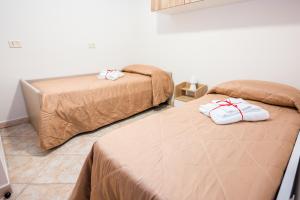 A bed or beds in a room at Ibisco