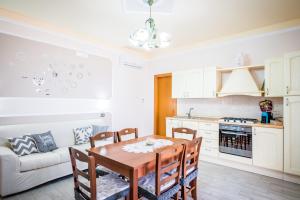 A kitchen or kitchenette at Ibisco Még 10 kép