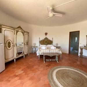 a bedroom with a bed and a ceiling fan at Casa do Milho in Carvoeiro