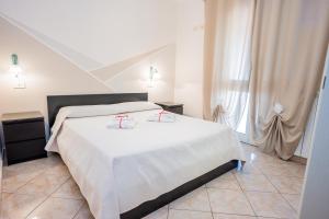 A bed or beds in a room at Ibisco