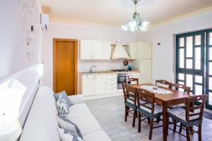 A kitchen or kitchenette at Ibisco