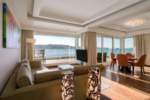 un soggiorno con divano e sala da pranzo di Radisson Blu Bosphorus Hotel a Istanbul
