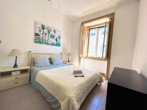 um quarto com uma cama, uma cómoda e uma janela em Frank's House & Happy BELEM em Lisboa