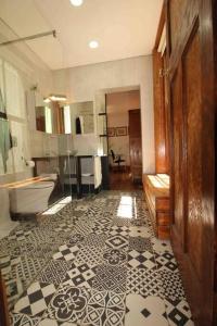 baño grande con bañera y lavamanos en * Couples and family secluded getaway + pool*, en Ciudad del Cabo