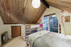 A bed or beds in a room at Cazadero Dreams
