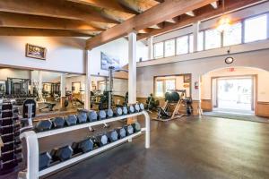 un gimnasio con filas de sillas en una habitación grande en Alpine Retreat, en Truckee