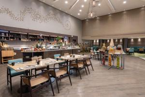 A restaurant or other place to eat at Radisson Blu Hotel, Jeddah Corniche