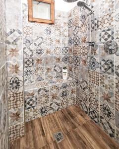 アーチ・トレッツァにあるCasa Mirtillaのタイル張りの壁のバスルーム(シャワー付)