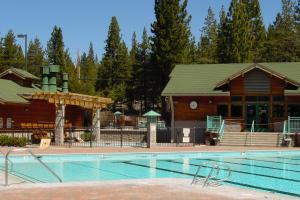 una gran piscina frente a un lodge en Schussing Paradise, en Truckee