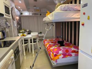 Posteľ alebo postele v izbe v ubytovaní BADAROSA House10min to BARCELONA City&NearTo BEACH