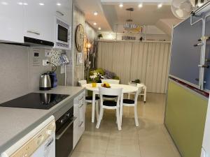 Kuchyňa alebo kuchynka v ubytovaní BADAROSA House10min to BARCELONA City&NearTo BEACH