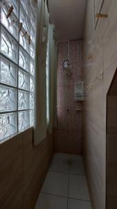 baño pequeño con ducha y ventana en FLAT ATITUDE " Maragogi CENTRO", en Maragogi