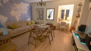sala de estar con sofá y mesa en FREEDOM HOSTEL en Budva