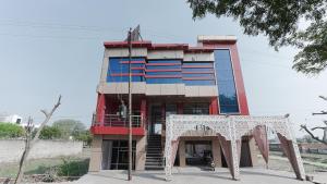 um edifício em construção com um portão em Kaka Ji Palace By WB Inn em Agra