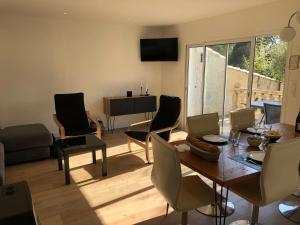 a living room with a table and chairs at Maison la Londe in La Londe-les-Maures
