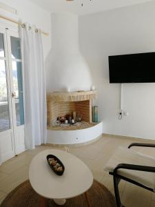 TV a/nebo společenská místnost v ubytování Gio st Gio apartment 1 Antiparos st.Giorgio