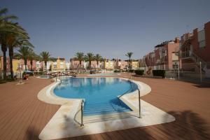 een zwembad in het midden van een gebouw bij Apartamento en Vera a 300 m de la playa, con patio y salida directa a calle in Vera