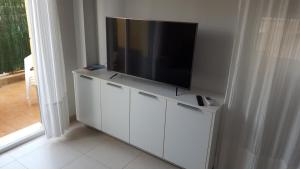 Televízia a/alebo spoločenská miestnosť v ubytovaní Apartamento en Vera a 300 m de la playa, con patio y salida directa a calle