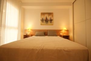 Postel nebo postele na pokoji v ubytování Apartamento en Vera a 300 m de la playa, con patio y salida directa a calle + 16 fotografií