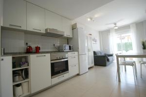 Een keuken of kitchenette bij Apartamento en Vera a 300 m de la playa, con patio y salida directa a calle