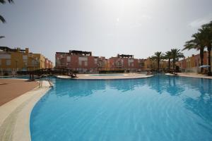 Bazén v ubytovaní Apartamento en Vera a 300 m de la playa, con patio y salida directa a calle alebo v jeho blízkosti