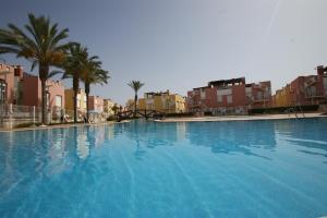 Bazén v ubytovaní Apartamento en Vera a 300 m de la playa, con patio y salida directa a calle alebo v jeho blízkosti