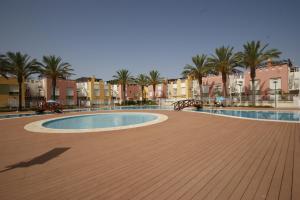 Bazén v ubytovaní Apartamento en Vera a 300 m de la playa, con patio y salida directa a calle alebo v jeho blízkosti