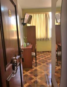 una habitación de hotel con una puerta que conduce a una habitación en Tamaris Hotel, en Chiclayo