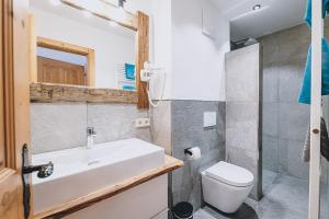 łazienka z umywalką i toaletą w obiekcie Appartement Adamhof Spielberg Leogang w mieście Leogang