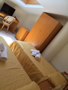 ポンテカニャーノにあるAgriturismo Terre Delle Monacheのベッドルーム1室(タオル付)