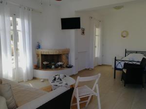 Televízia a/alebo spoločenská miestnosť v ubytovaní Gio st Gio apartment 2 Antiparos st Giorgio