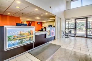 a waiting room with a counter and a kitchen at Motel 6-Amherst, NY - Buffalo in Amherst