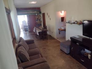 TV a/nebo společenská místnost v ubytování Sítio da Tia Lucia Perto da Montanha