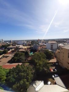 uma vista aérea de uma cidade com árvores e edifícios em Departamento en el centro de la ciudad em Encarnación