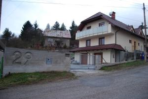 Una casa blanca con el número. en Penzion Emilia, en Ružomberok