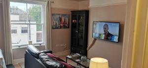 TV a/nebo společenská místnost v ubytování Flat 12 Sebastian Court - 2 beds with a four poster