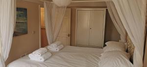 Postel nebo postele na pokoji v ubytování Flat 12 Sebastian Court - 2 beds with a four poster