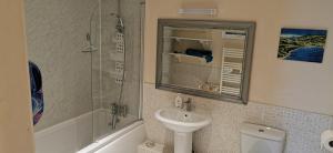 Koupelna v ubytování Flat 12 Sebastian Court - 2 beds with a four poster + 28 fotografií