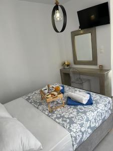 um quarto com uma cama com uma mesa em Zoumis Residence em Naousa