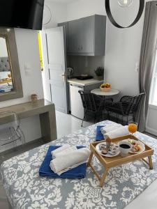 Zoumis Residence في ناوسا: غرفة معيشة مع طاولة ومطبخ