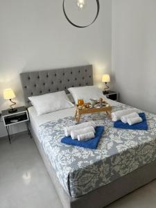 um quarto com uma cama com toalhas em Zoumis Residence em Naousa