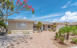 马可岛Mermaid Manor; Waterfront with Direct Ocean Access and Private Heated Pool的前面有车道的大房子