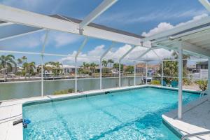 Mermaid Manor; Waterfront with Direct Ocean Access and Private Heated Pool内部或周边的泳池