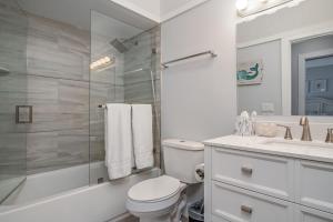 Mermaid Manor; Waterfront with Direct Ocean Access and Private Heated Pool的一间浴室