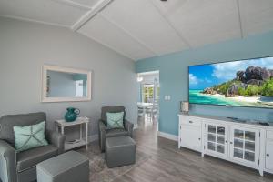 Mermaid Manor; Waterfront with Direct Ocean Access and Private Heated Pool的电视和/或娱乐中心