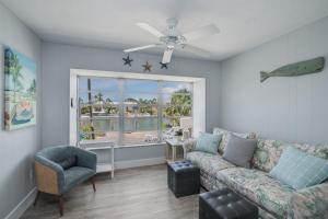 Mermaid Manor; Waterfront with Direct Ocean Access and Private Heated Pool的休息区