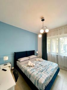 um quarto com uma cama e uma parede azul em Lugaro Guest House em Turim